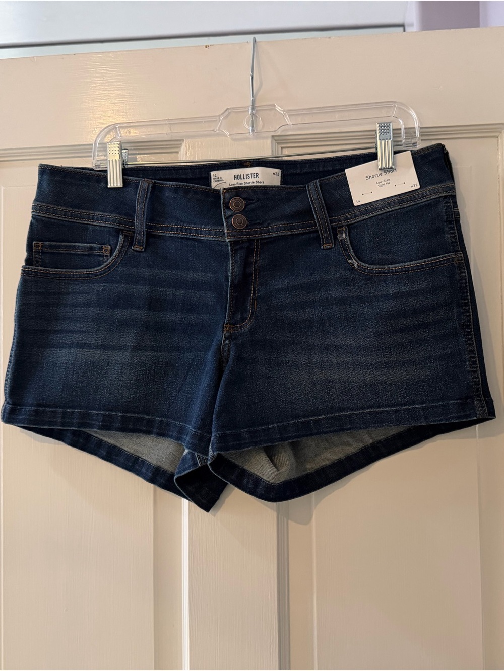Hollister Low-Rise Shortie Short Dark Wash Denim Tight Fit Size 14 W32